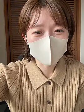 Snapshot of momo_yuipu chatting on 10.16.25 momo yuipu online show from 10.16.25