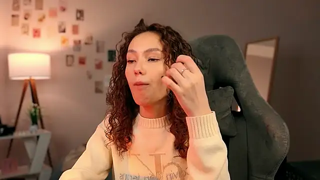 Snapshot of branchwithflowerss chatting on 10.16.25 branchwithflowerss online show from 10.16.25