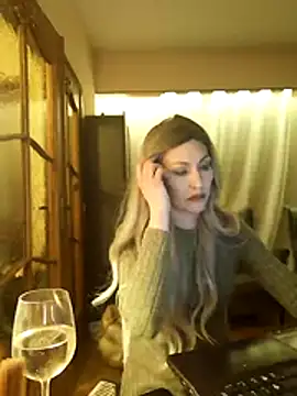 Snapshot of ShyGirlV chatting on 12.15.25 ShyGirlV online show from 12.15.25