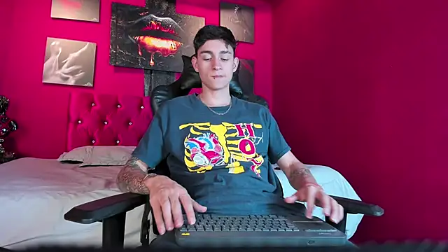 Snapshot of LukeSavagge chatting on 10.28.25 LukeSavagge online show from 10.28.25