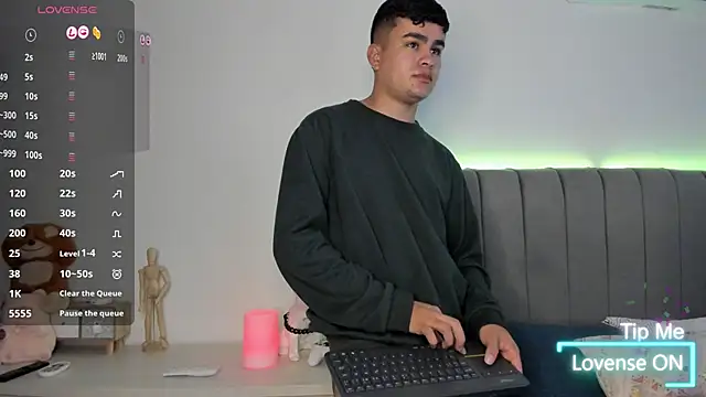 Snapshot of JARETHH chatting on 10.17.25 JARETHH online show from 10.17.25