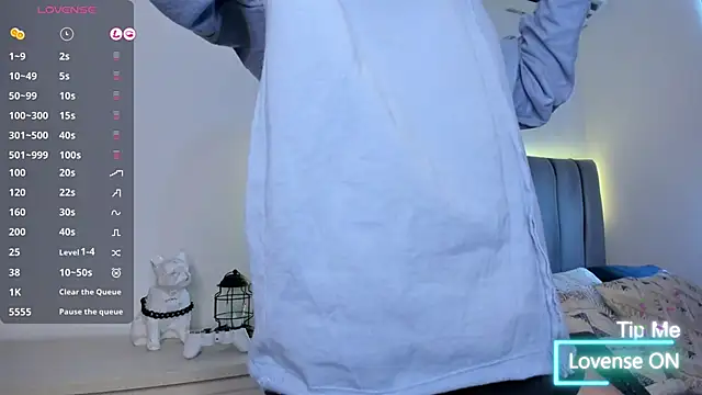 Snapshot of JARETHH chatting on 10.28.25 JARETHH online show from 10.28.25