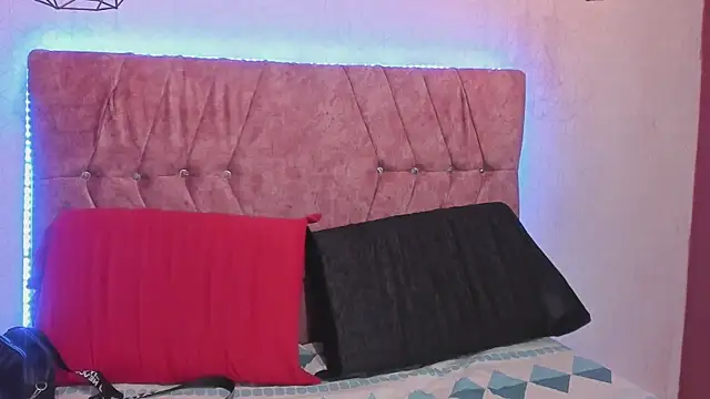 Snapshot of Mia_lopez_1 chatting on 10.16.25 Mia lopez 1 online show from 10.16.25