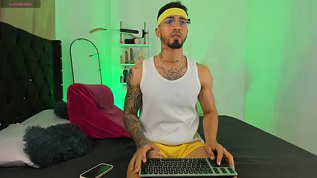 Snapshot of _Duriel chatting on 10.02.25 Duriel online show from 10.02.25