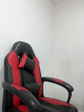 Snapshot of Olivia_Rousett chatting on 11.25.25 Olivia Rousett online show from 11.25.25