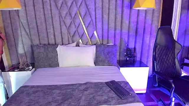 Snapshot of Clohe_Bell chatting on 12.17.25 Clohe Bell online show from 12.17.25