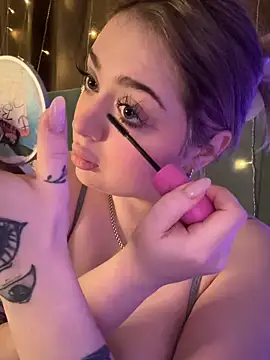 Snapshot of KellyMoors chatting on 12.18.25 KellyMoors online show from 12.18.25