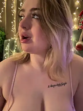 Snapshot of KellyMoors chatting on 12.19.25 KellyMoors online show from 12.19.25