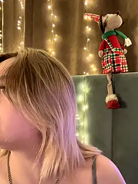 Snapshot of KellyMoors chatting on 12.20.25 KellyMoors online show from 12.20.25