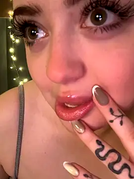 Snapshot of KellyMoors chatting on 12.22.25 KellyMoors online show from 12.22.25