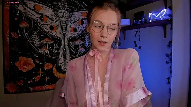 lyra thenymph online show from 10.18.25