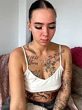 Snapshot of YoungZoexx chatting on 10.15.25 YoungZoexx online show from 10.15.25