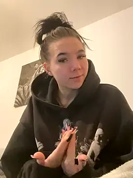 Snapshot of YoungZoexx chatting on 11.22.25 YoungZoexx online show from 11.22.25