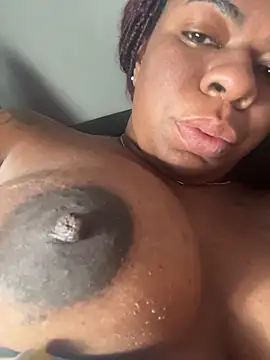 Snapshot of Priihmedeiros chatting on 11.22.25 Priihmedeiros online show from 11.22.25