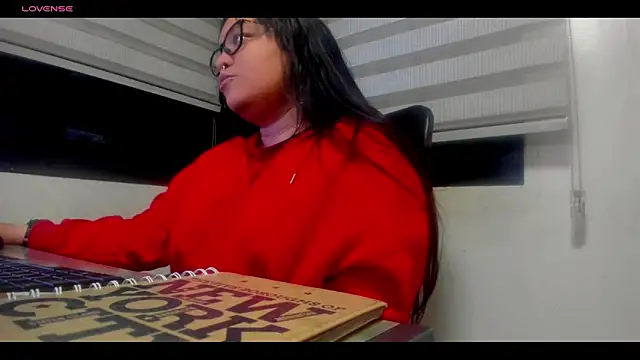 Snapshot of Xander_Taylor_ chatting on 11.30.25 Xander Taylor online show from 11.30.25