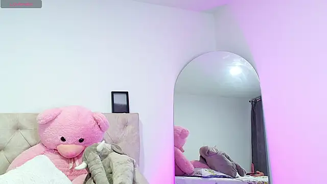 Snapshot of SoofiKiss chatting on 11.19.25 SoofiKiss online show from 11.19.25