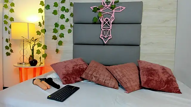 MarianaMiller1 online show from 10.21.25