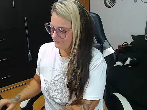 Snapshot of perlagoloza05 chatting on 10.23.25 perlagoloza05 online show from 10.23.25