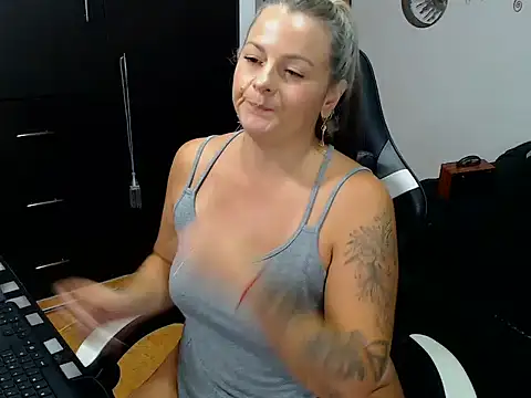 Snapshot of perlagoloza05 chatting on 10.24.25 perlagoloza05 online show from 10.24.25