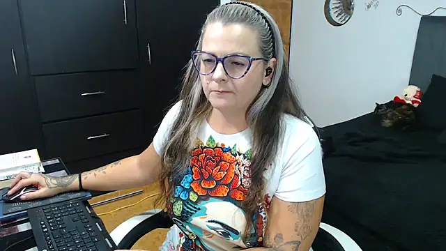 Snapshot of perlagoloza05 chatting on 10.28.25 perlagoloza05 online show from 10.28.25