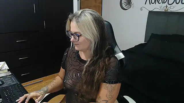 Snapshot of perlagoloza05 chatting on 11.08.25 perlagoloza05 online show from 11.08.25