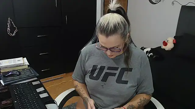 Snapshot of perlagoloza05 chatting on 11.10.25 perlagoloza05 online show from 11.10.25