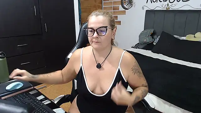 Snapshot of perlagoloza05 chatting on 07.14.26 perlagoloza05 online show from 07.14.26