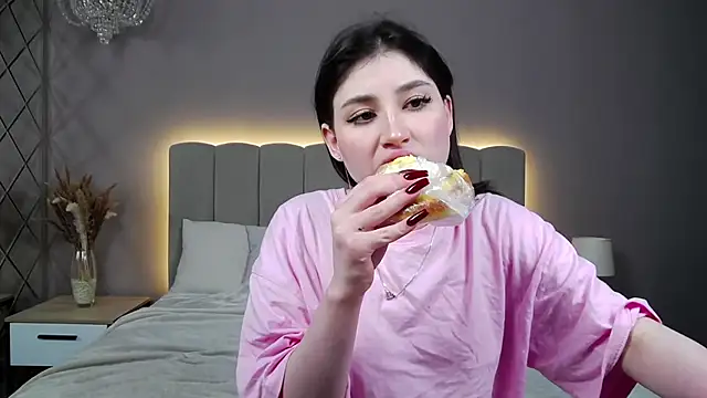 Snapshot of DianaMello chatting on 11.15.25 DianaMello online show from 11.15.25