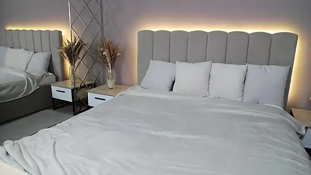 Snapshot of DianaMello chatting on 11.27.25 DianaMello online show from 11.27.25