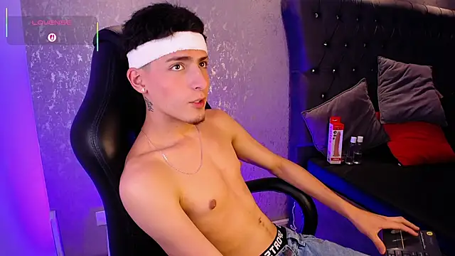 Snapshot of MateoMitchell chatting on 12.15.25 MateoMitchell online show from 12.15.25