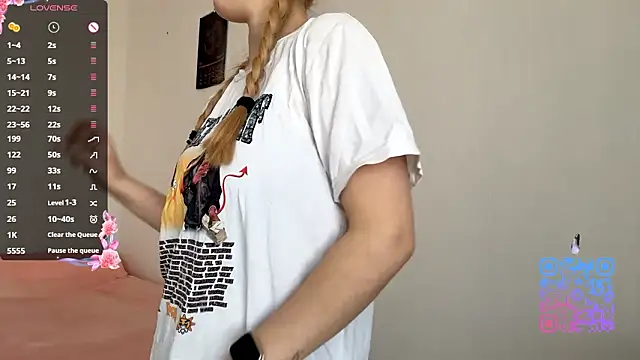 Snapshot of GilySuper chatting on 02.19.26 GilySuper online show from 02.19.26