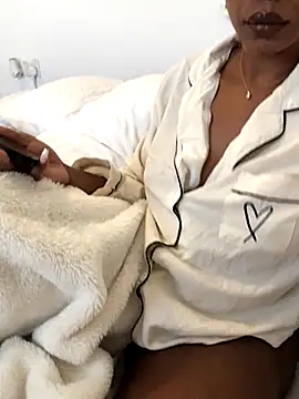 Snapshot of CurvyGoddessXxx chatting on 10.24.25 CurvyGoddessXxx online show from 10.24.25