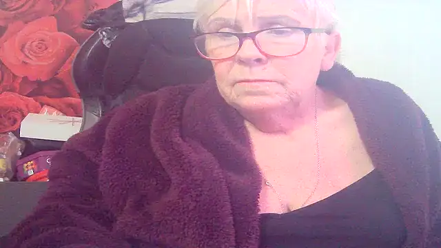 Playful MILF Demi online show from 04.15.26