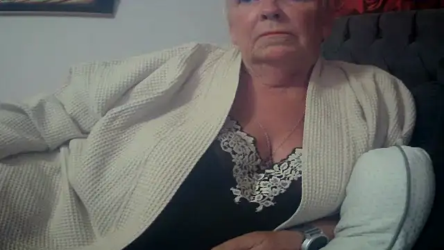 Playful MILF Demi online show from 06.04.26
