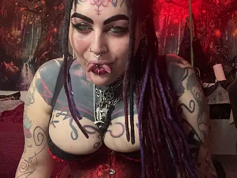 Snapshot of nyxvelon chatting on 12.21.25 nyxvelon online show from 12.21.25