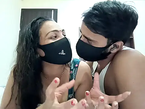 Snapshot of horny_milf_couple chatting on 10.18.25 horny milf couple online show from 10.18.25