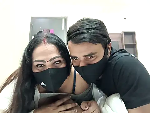 Snapshot of horny_milf_couple chatting on 11.21.25 horny milf couple online show from 11.21.25