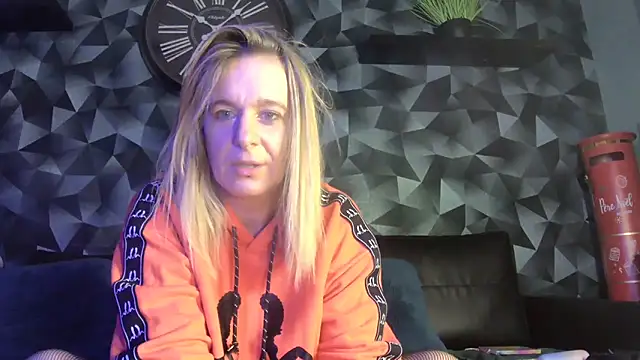 Snapshot of Delichieuse5 chatting on 11.29.25 Delichieuse5 online show from 11.29.25