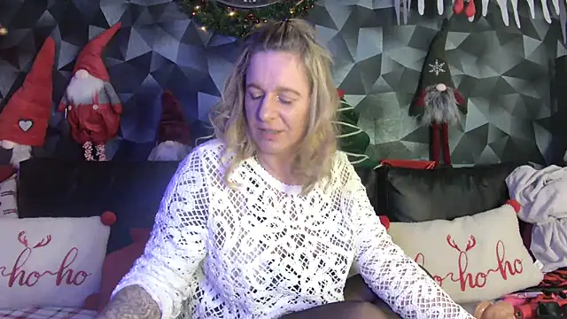 Snapshot of Delichieuse5 chatting on 12.13.25 Delichieuse5 online show from 12.13.25