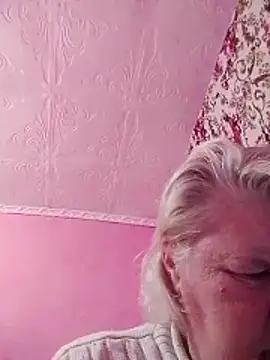 Snapshot of LusiyaGold5 chatting on 10.26.25 LusiyaGold5 online show from 10.26.25