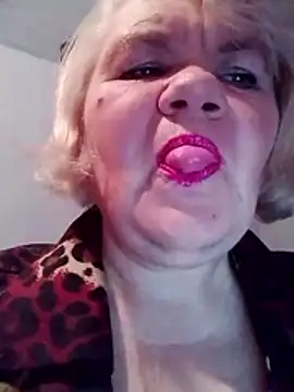 Snapshot of LusiyaGold5 chatting on 10.28.25 LusiyaGold5 online show from 10.28.25