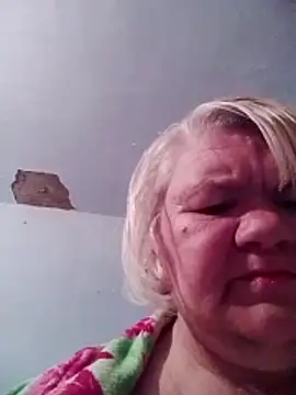 Snapshot of LusiyaGold5 chatting on 10.31.25 LusiyaGold5 online show from 10.31.25