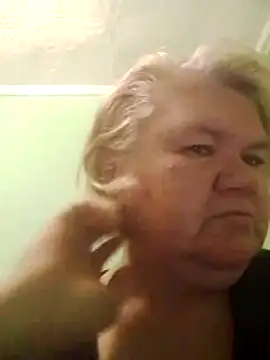 Snapshot of LusiyaGold5 chatting on 11.04.25 LusiyaGold5 online show from 11.04.25