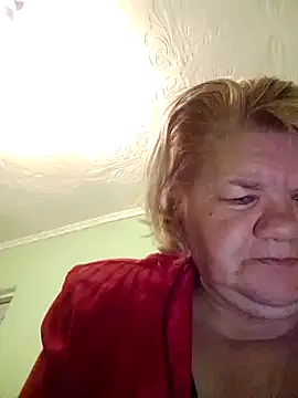 Snapshot of LusiyaGold5 chatting on 11.27.25 LusiyaGold5 online show from 11.27.25