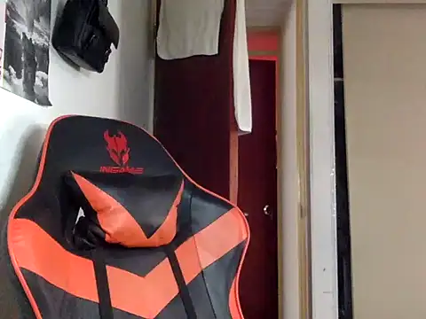 Snapshot of kaspar_6 chatting on 10.20.25 kaspar 6 online show from 10.20.25