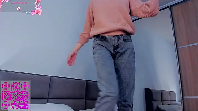 Snapshot of LorrieDegonia chatting on 10.13.25 LorrieDegonia online show from 10.13.25