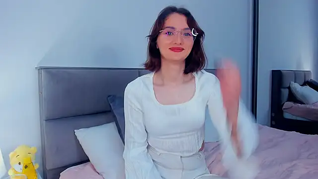 Snapshot of LorrieDegonia chatting on 10.30.25 LorrieDegonia online show from 10.30.25