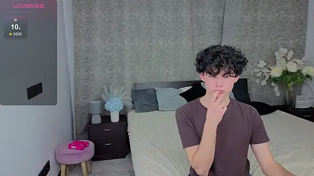 Snapshot of Cute_Mike chatting on 12.03.25 Cute Mike online show from 12.03.25