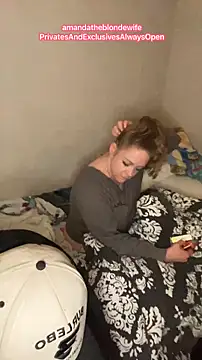 Snapshot of amandatheblondewife chatting on 04.10.26 amandatheblondewife online show from 04.10.26