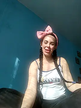 Snapshot of Stefaniyaxq chatting on 10.31.25 Stefaniyaxq online show from 10.31.25